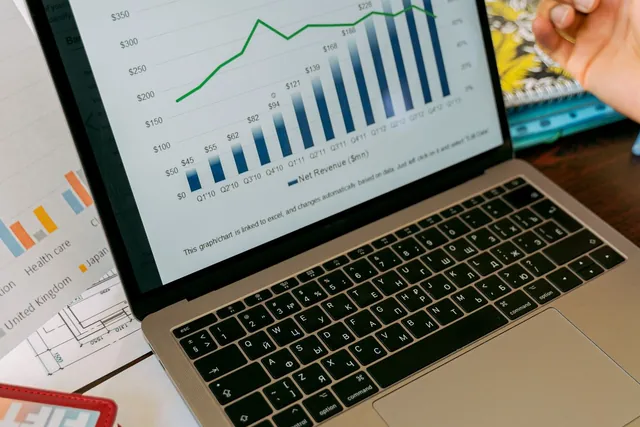 Notebook exibindo gráficos de desempenho de campanhas