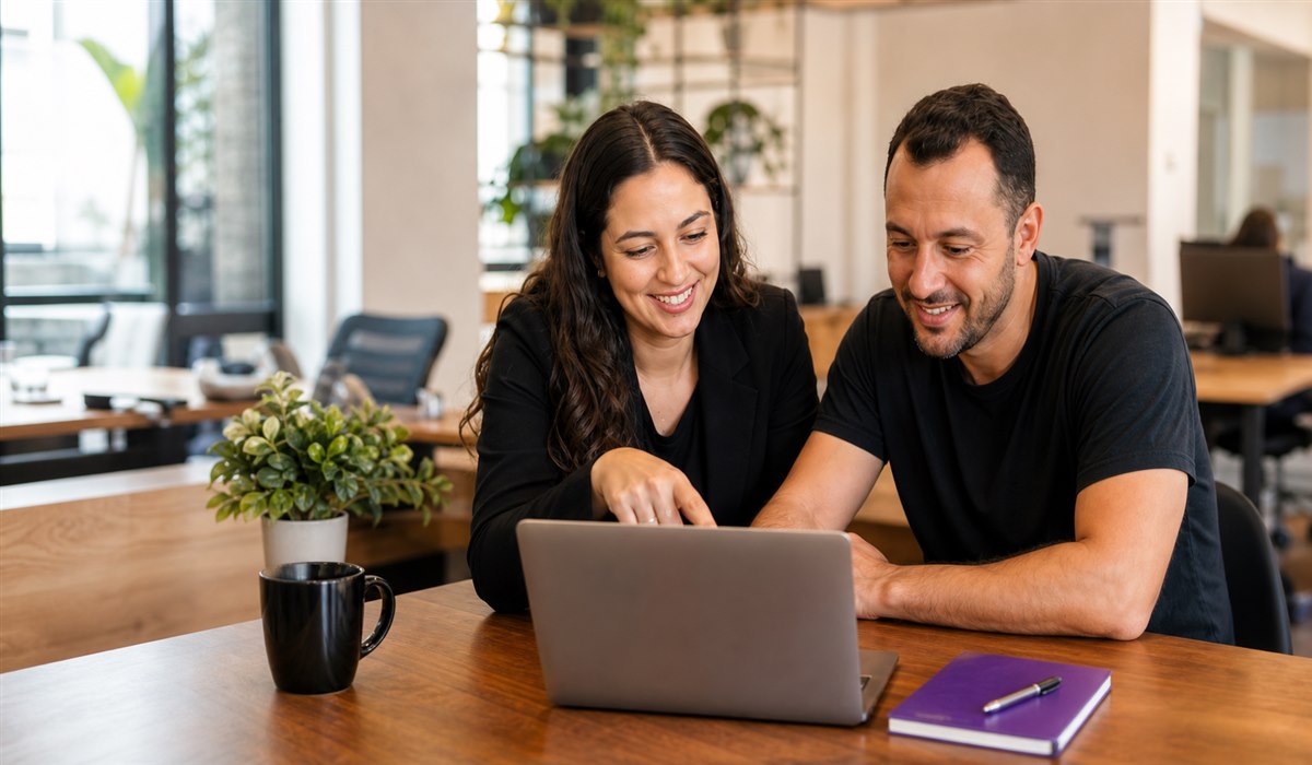Estrategista e empresário analisando resultados no notebook