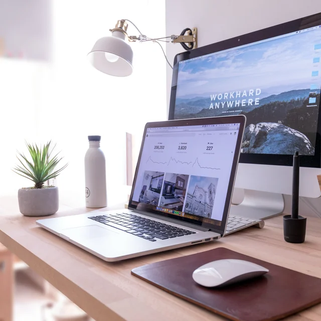 Notebook e monitor exibindo páginas de um site