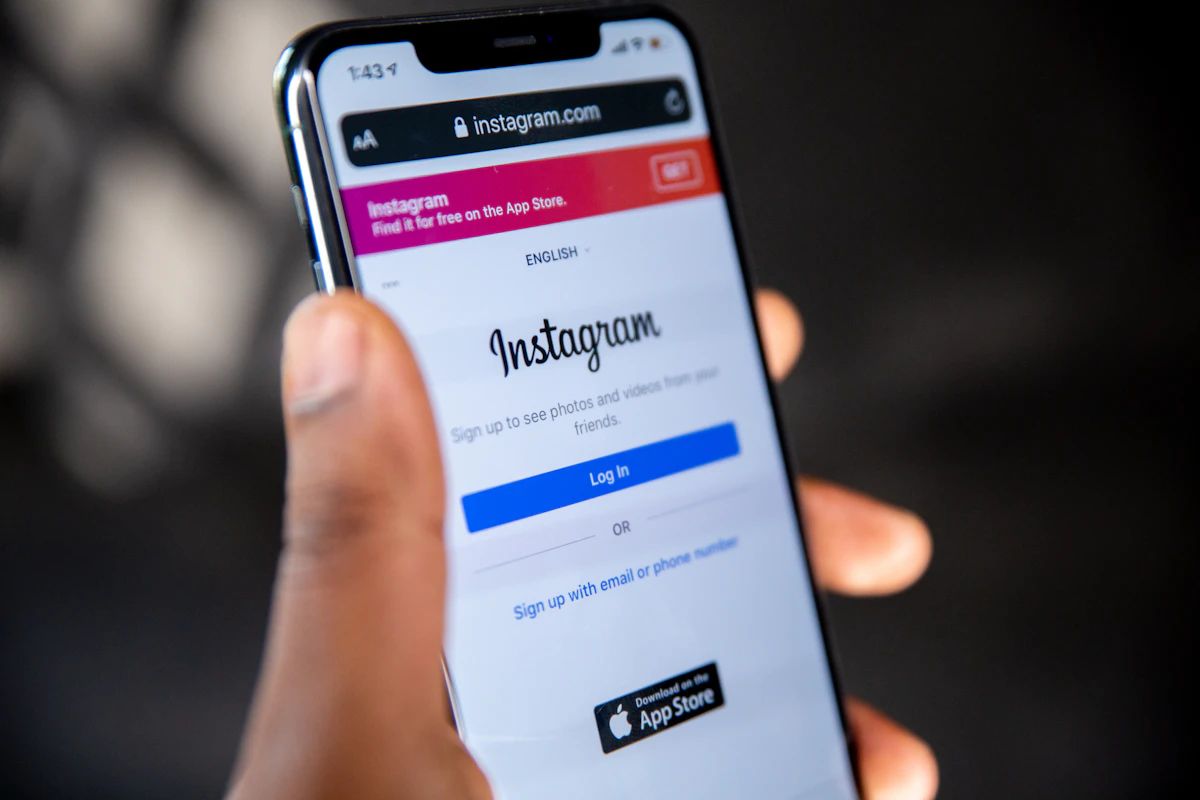 Mão segurando um celular com o Instagram na tela