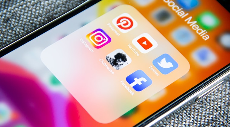Aplicativos de redes sociais organizados em um smartphone