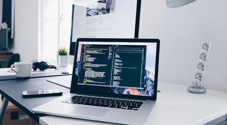 Notebook com código de um website profissional