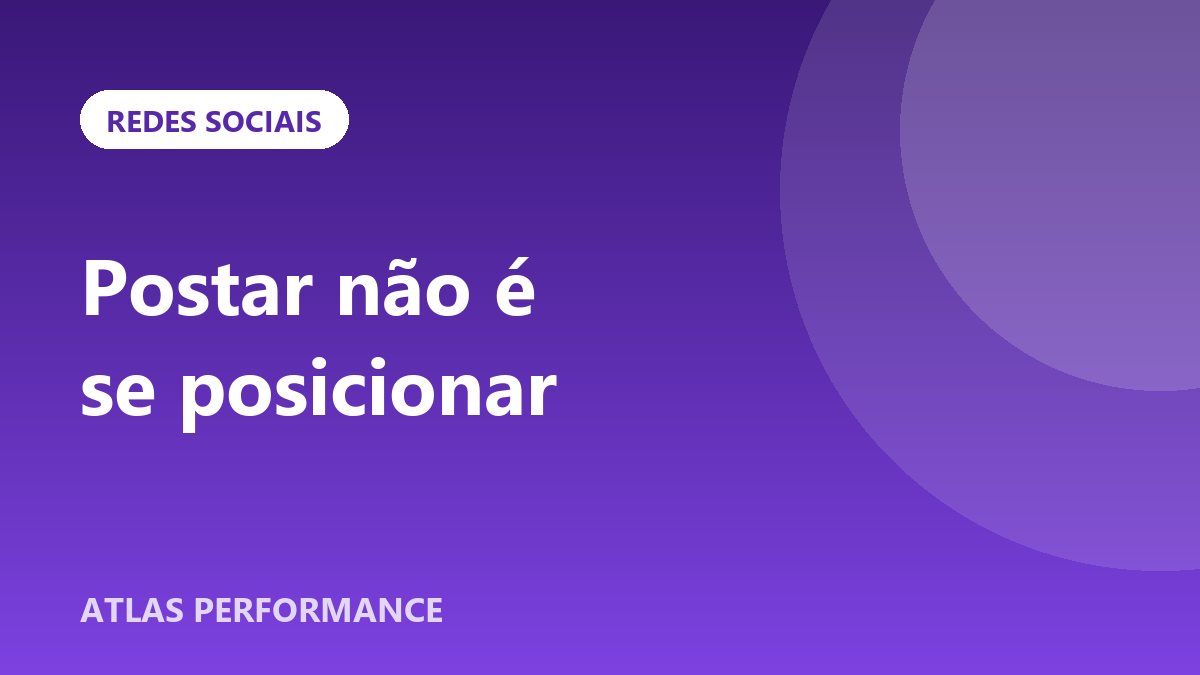 Celular exibindo o perfil de uma empresa no Instagram ao lado de um caderno de planejamento