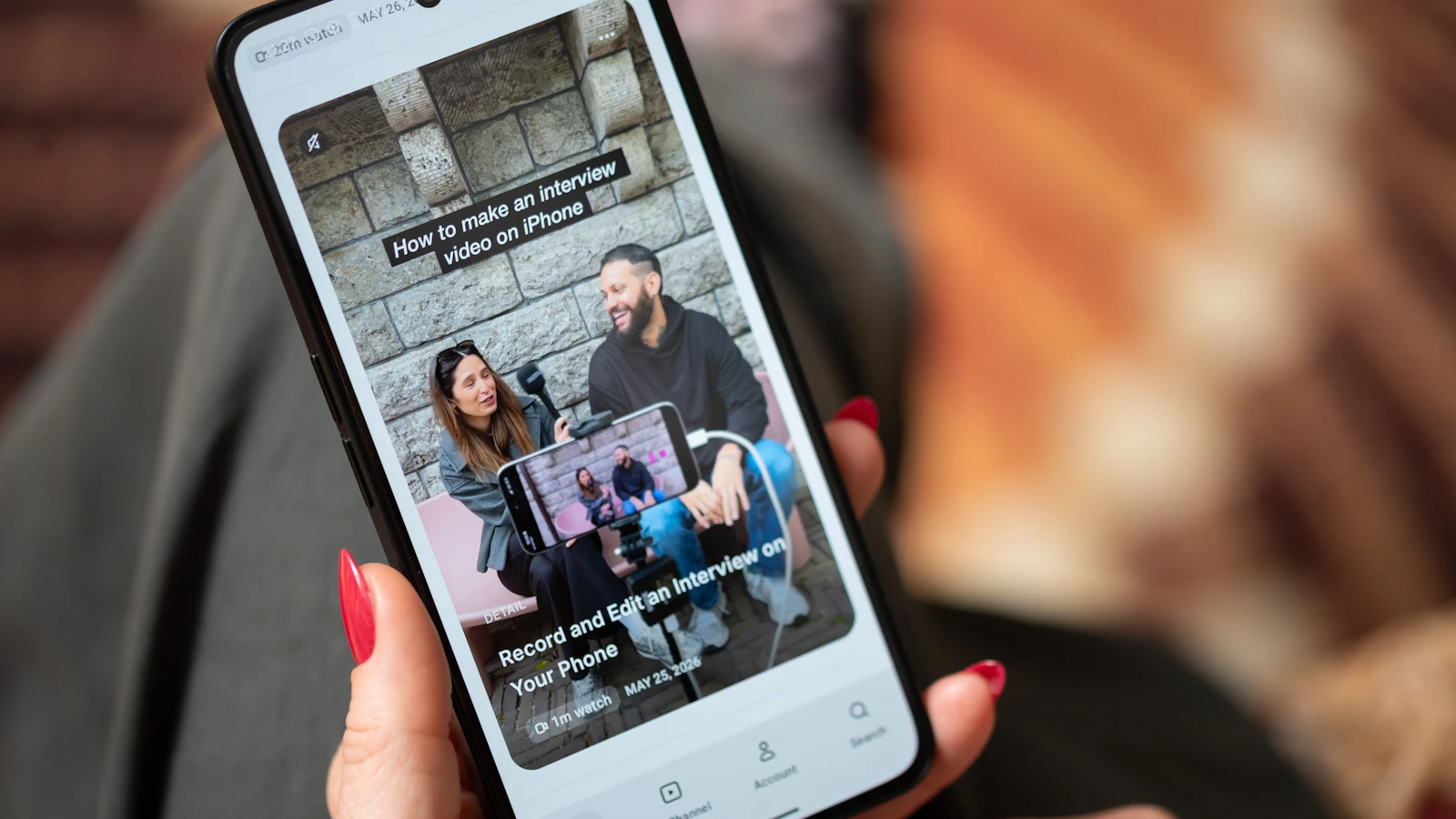 Pessoa visualizando conteúdo em vídeo publicado em uma rede social